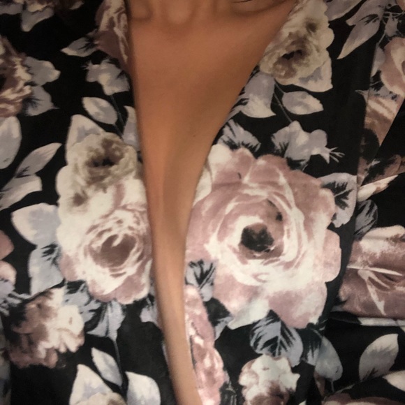 Flowers ,romper ,shorts long sleeve - Picture 6 of 6